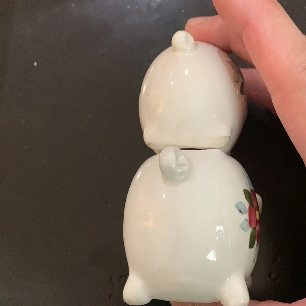 Vintage pigs salt and‎ pepper shaker piggyback